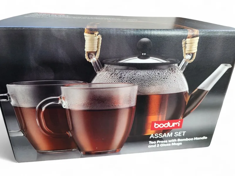 Thee Set - Thee Kan met Zeef - 2 glazen 0,35 L - Bamboe Handvat - Luxe Theeset by Bodum in Transparant – product photo