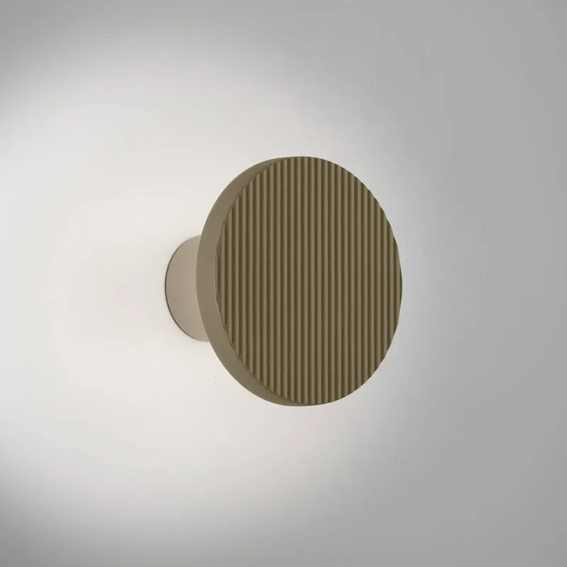 LED wandlamp Arid A/01 olijfgroen CCT 2.200-2.700 K IP44 van Bover in Oliv – productfoto