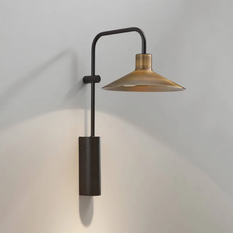 Platet A02 wandlamp E14 schakelaar, messing by Bover in Black, Antiek messing – product photo