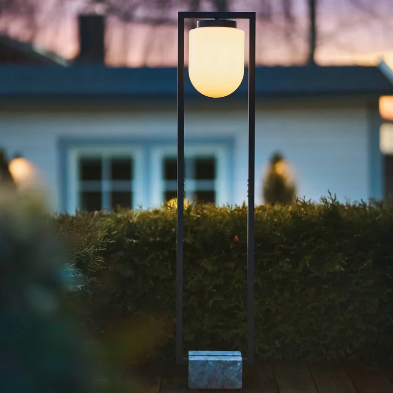 Stanley buiten-vloerlamp, zandzwart by By Rydéns in Zandzwart, Opaal – product photo