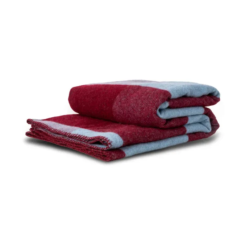 Embrace Decke 130x200 cm Hellblau-Weinrot by Byon – product photo