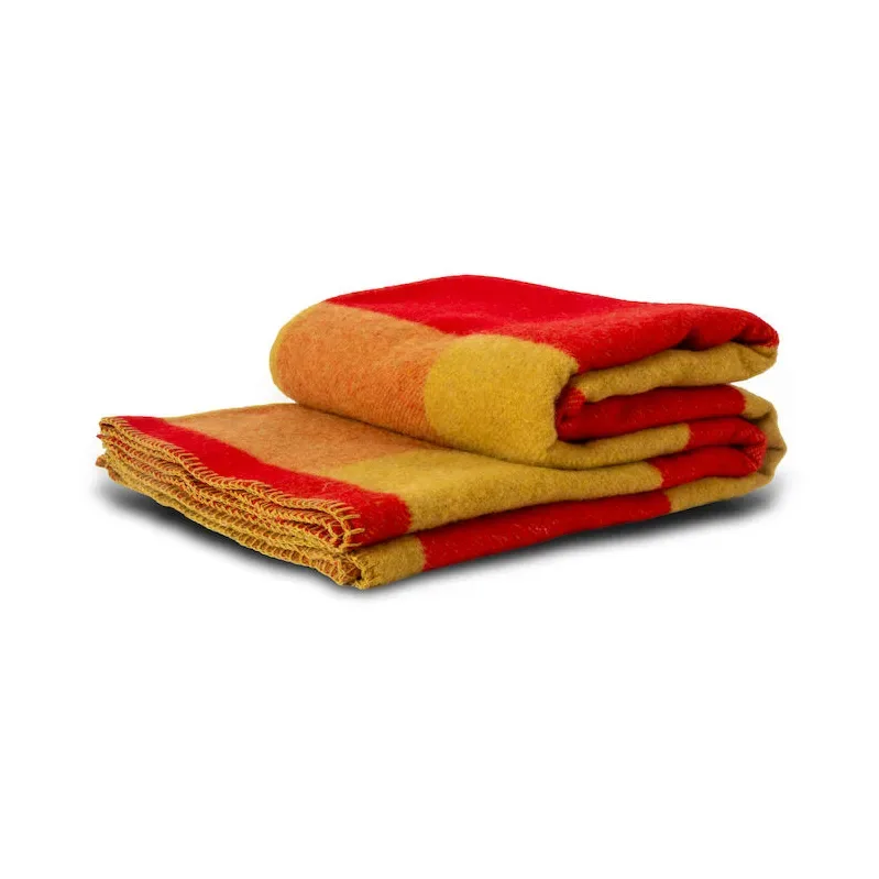 Embrace Decke 130x200 cm Rot-gelb by Byon – product photo