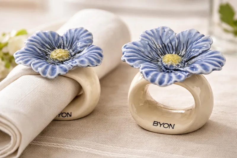 Porseleinen Servetring Poppy - Blauw – Set van 2 | Luxe Bloem Servetringen voor Gedekte Tafel by Byon in Wit – product photo