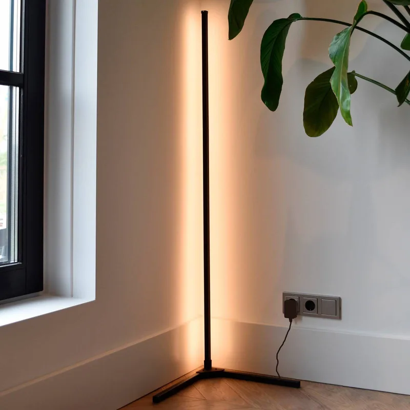 Smart LED vloerlamp met afstandsbediening RGBW van Calex in Zwart – productfoto 3 van 5