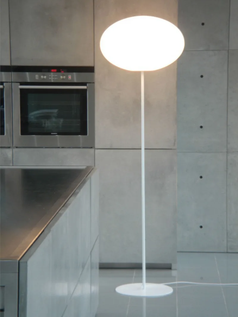 Eggy Pin vloerlamp, Ø 55 cm, opaal/wit de CPH Lighting – photo du produit