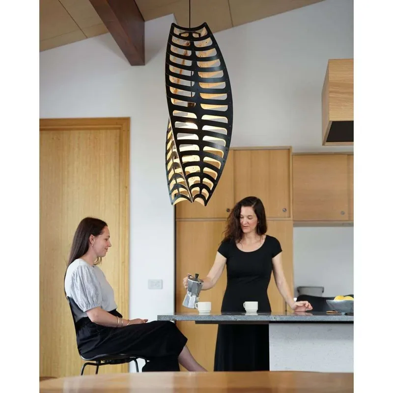 Toru Hanglamp Medium 1 Side Black van David Trubridge – productfoto