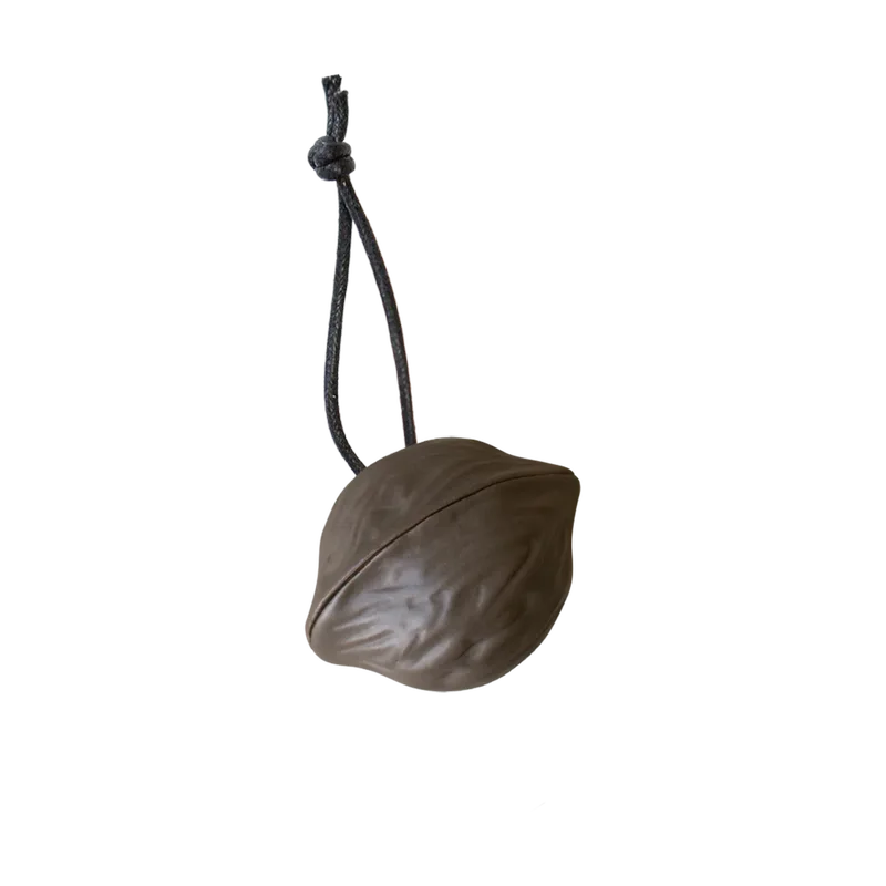 Hanging walnut Weihnachtsbaumanhänger Dust van DBKD – productfoto
