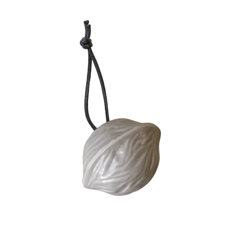 Hanging walnut Weihnachtsbaumanhänger Shiny mole van DBKD – productfoto