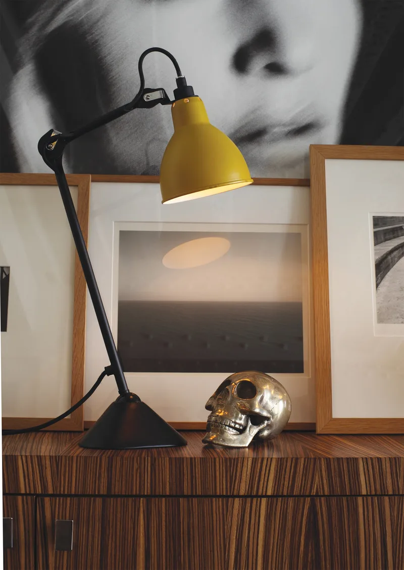 Lampe Gras 205 tafellamp, zwart/geel – DCW - Werkkamer / Kantoor - Metaal de DCW éditions – photo du produit