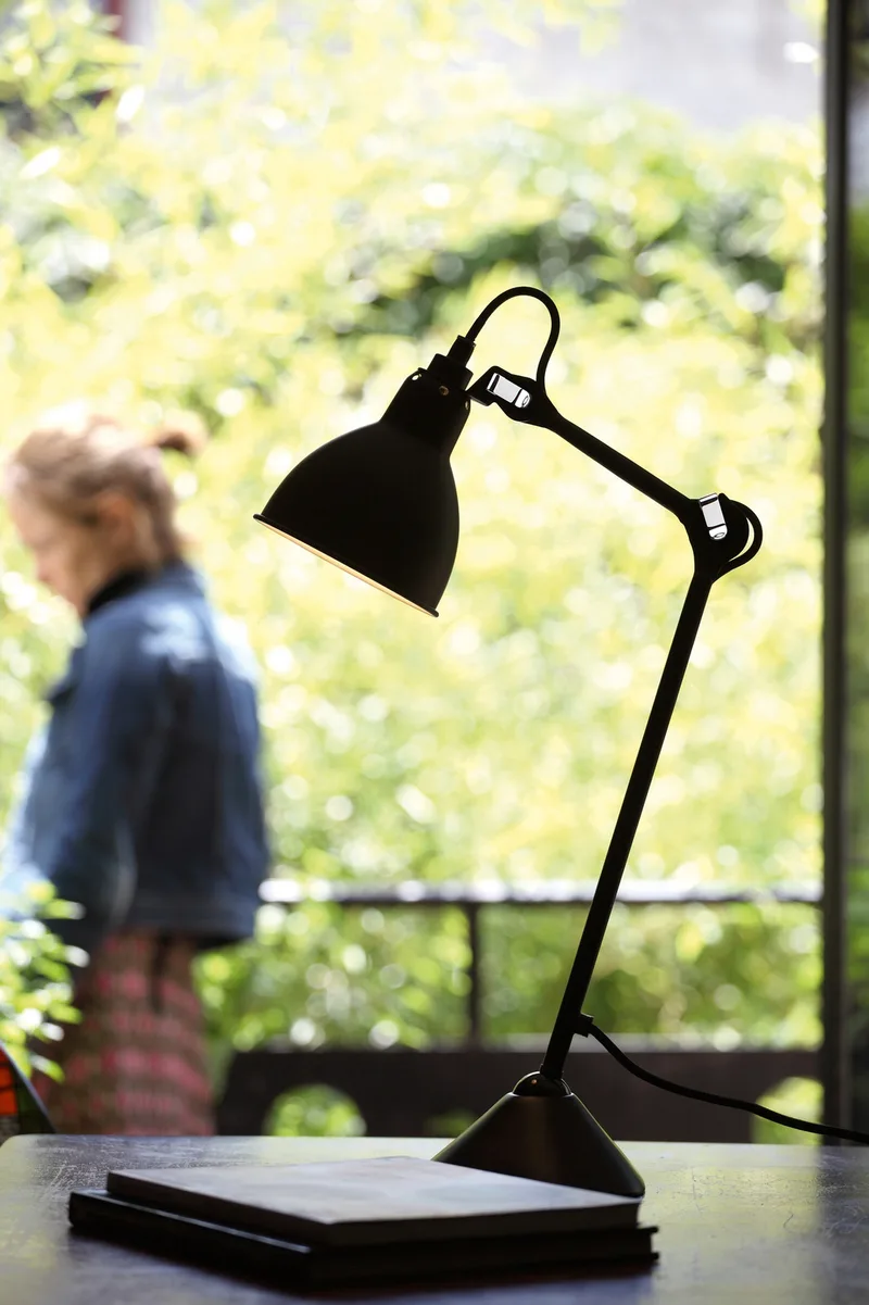 Lampe Gras 205 tafellamp, zwart/zwart – DCW - Werkkamer / Kantoor - Metaal by DCW éditions – product photo