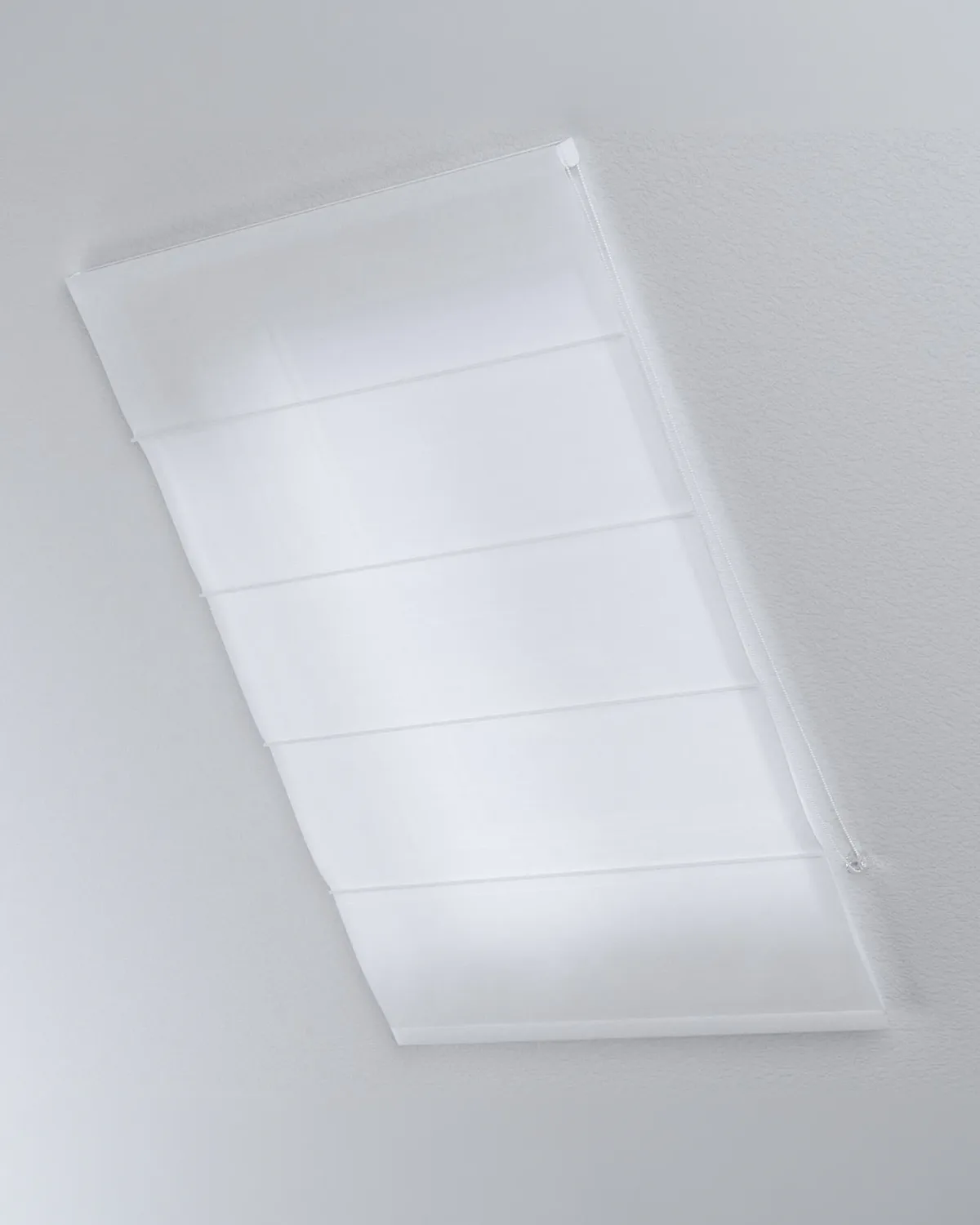 Dachfenster-Raffrollo Rimini Farbe weiß Stoff halbtransparent, strukturiert von Dekoria – Produktfoto