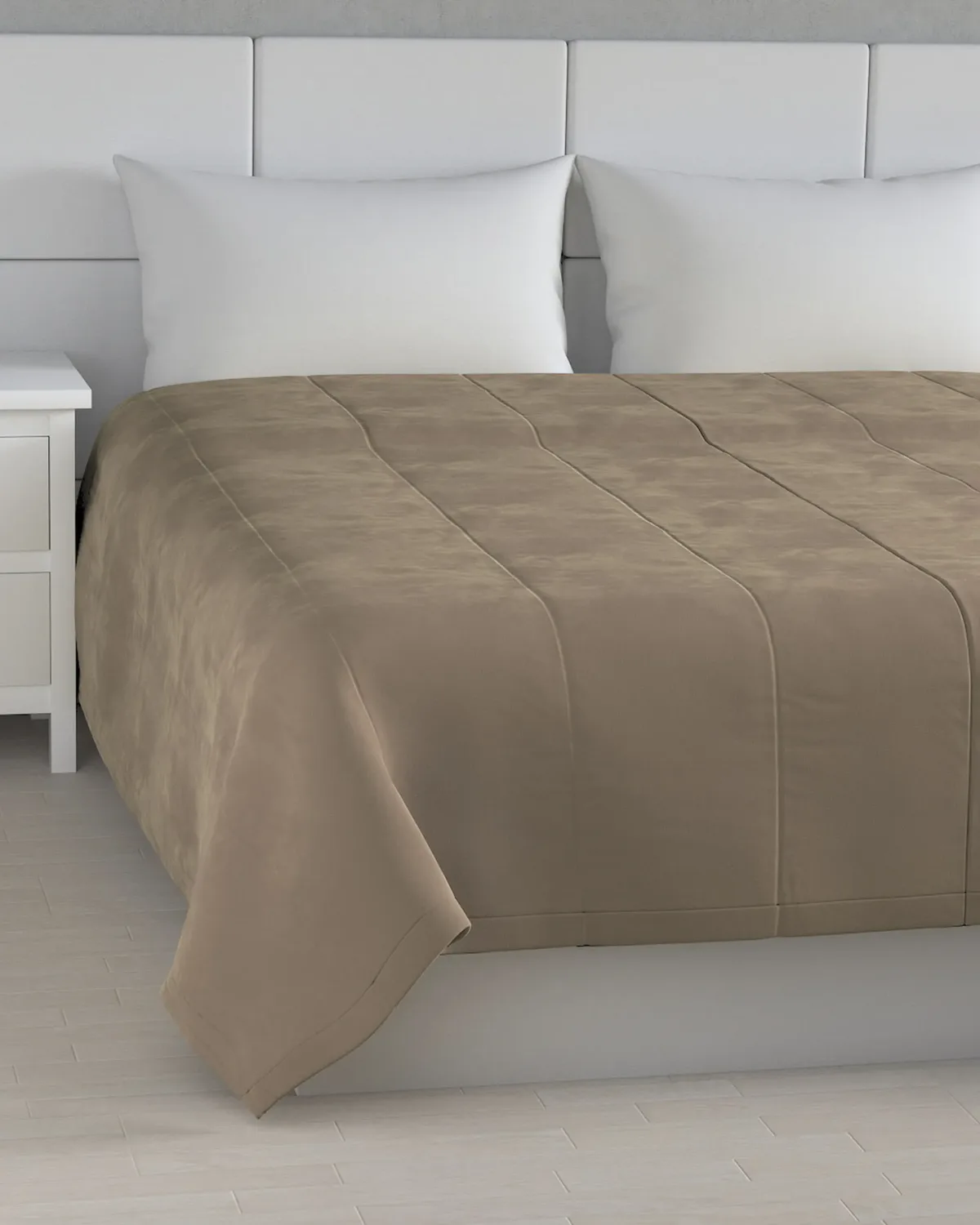 Velvet-Tagesdecke mit Streifen-Steppung Farbe beige Stoff glänzend, samt van Dekoria – productfoto