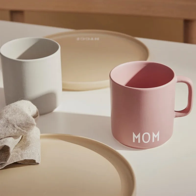 Cadeau voor Mama - Moeder - Mom Design Letters Cup -Koffiemok - Mok - Beker von Design Letters in Roze – Produktfoto