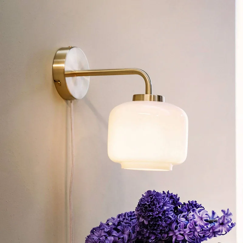 Arp wandlamp, messingkleurig, breedte 15 cm von Dyberg Larsen in Messing, wit – Produktfoto