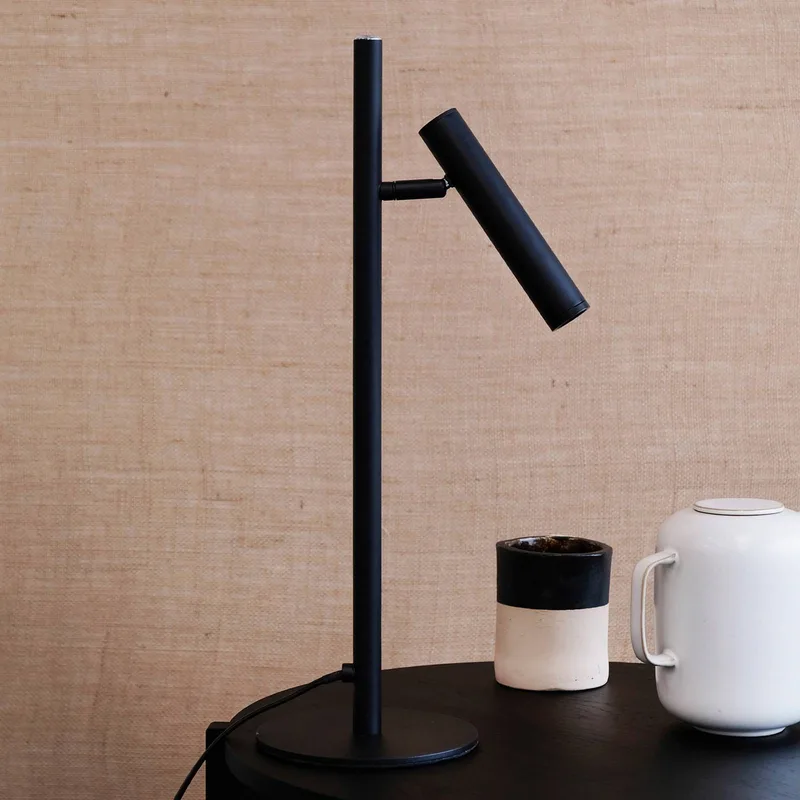 Carlo 1 LED tafellamp, met 1 lamp van Dyberg Larsen in Zwart – productfoto