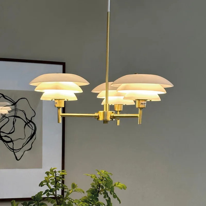 DL20 kroonluchter, opaal/messing, 3-lamps - Dyberg Larsen - Woonkamer - Scandinavisch - Metaal - Meerdere lampen von Dyberg Larsen – Produktfoto