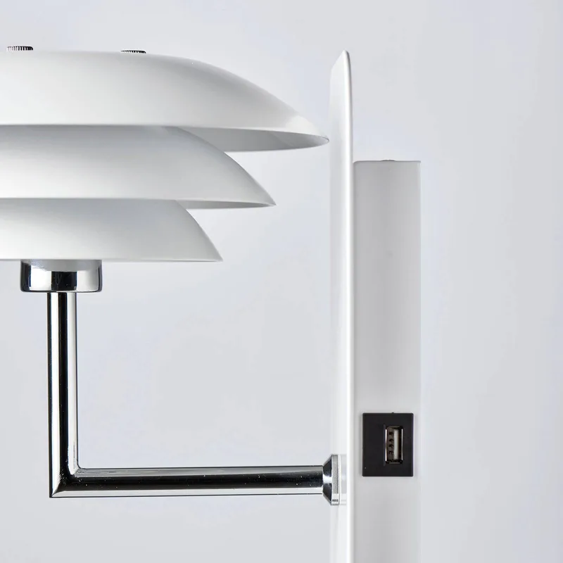 DL20 USB Shelf wandlamp van Dyberg Larsen in Wit – productfoto