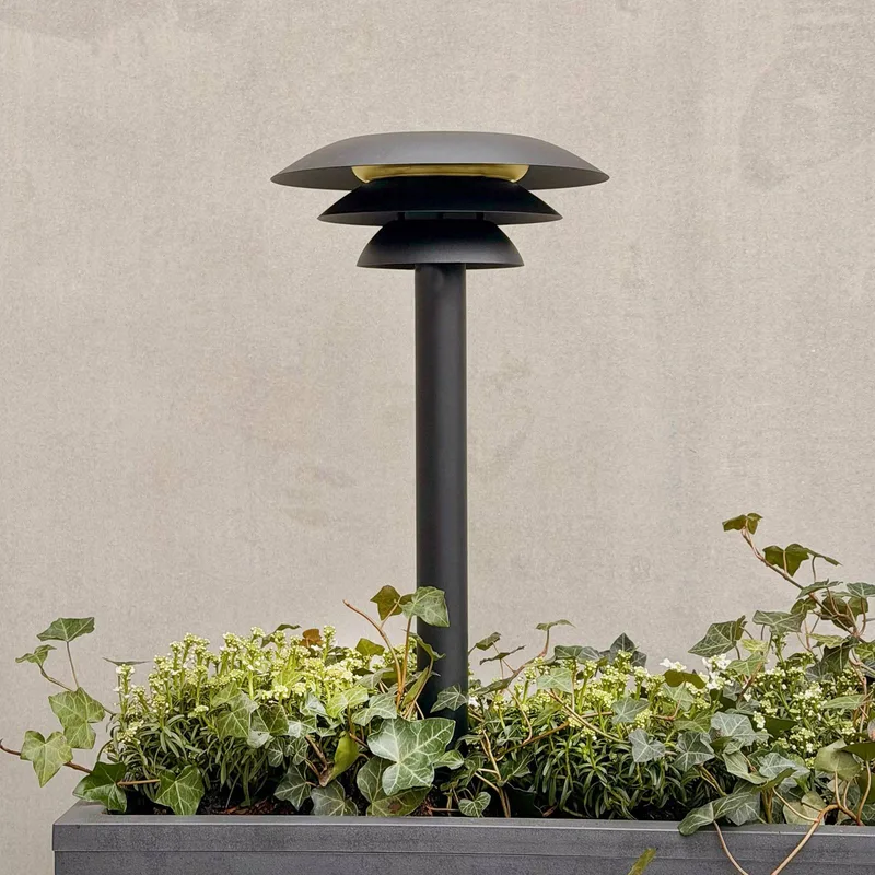 DL25 zonne-energie grondspies lamp, 3000 K van Dyberg Larsen in Zwart – productfoto