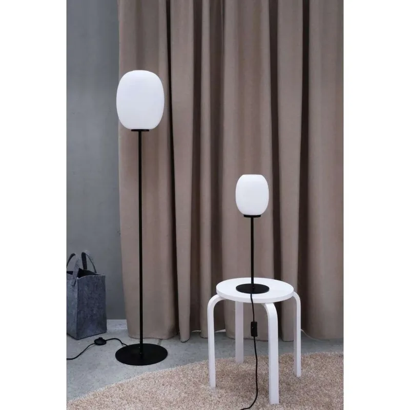 DL39 vloerlamp, opaal/zwart, hoogte 150 cm - Dyberg Larsen - Woonkamer - Scandinavisch - Metaal - 1 lamp by Dyberg Larsen – product photo