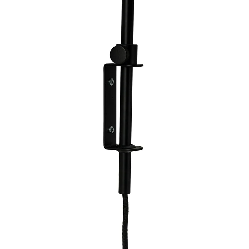 Easton wandlamp van Dyberg Larsen in Zwart – productfoto
