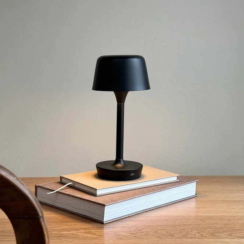 FLOW LED Portable Taffellamp Zwart - Dyberg Larsen - Woonkamer - Scandinavisch - Metaal - Met lampenkap von Dyberg Larsen – Produktfoto