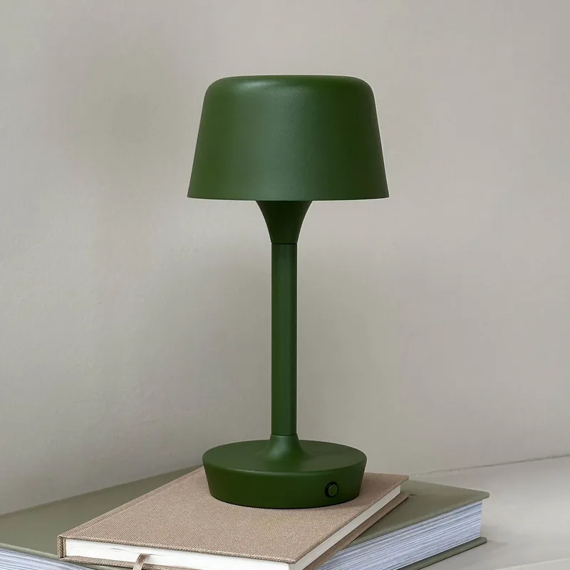 Flow LED tafellamp op batterijen, groen, hoogte 25 cm - Dyberg Larsen - Woonkamer - Scandinavisch - Metaal - Met lampenkap von Dyberg Larsen – Produktfoto