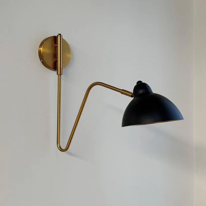 Futura wandlamp, zwart, metaal van Dyberg Larsen in Zwart, messing – productfoto