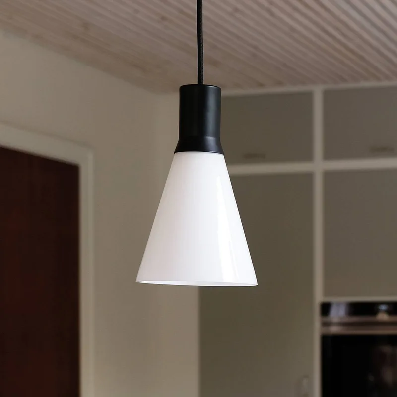 Gent hanglamp van Dyberg Larsen in Mat zwart, opaal – productfoto