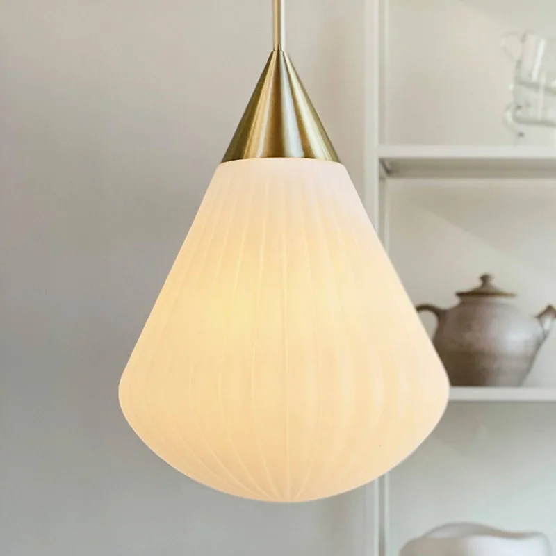 hanglamp Ballon, Ø 33 cm wit/messingkleurig van Dyberg Larsen in Opaal, messing – productfoto