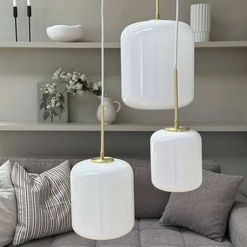 hanglamp Silvia, Ø 20 cm, opaal/messing, glas von Dyberg Larsen in Wit, messing – Produktfoto