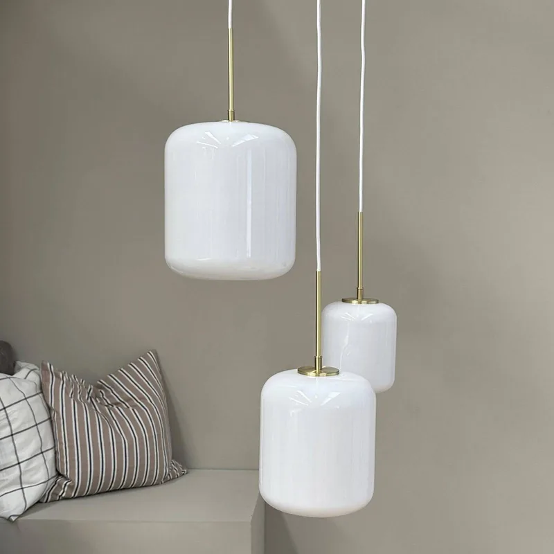 hanglamp Silvia, Ø 25 cm, opaal/messing, glas von Dyberg Larsen in Wit, messing – Produktfoto