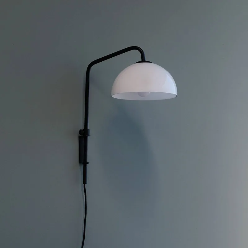 Jazz wandlamp, opaal/zwart von Dyberg Larsen in Mat zwart, opaal – Produktfoto