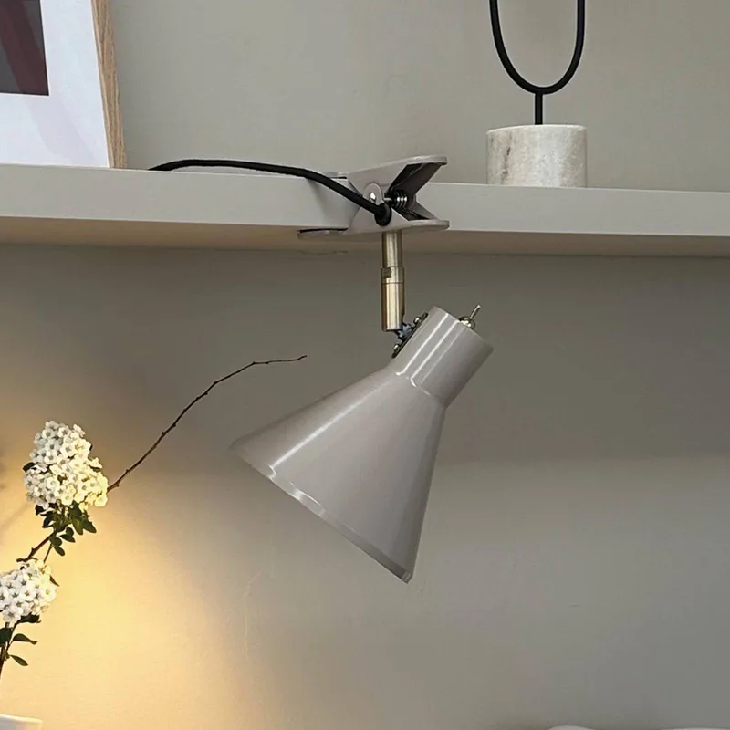 klemlamp Sleep, bruin, Ø 15 cm, staal van Dyberg Larsen in Grijsbruin – productfoto