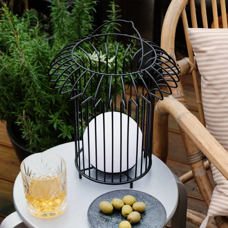 LED-batterij-tafellamp Basket, zwart, metaal von Dyberg Larsen in Zwart, wit – Produktfoto