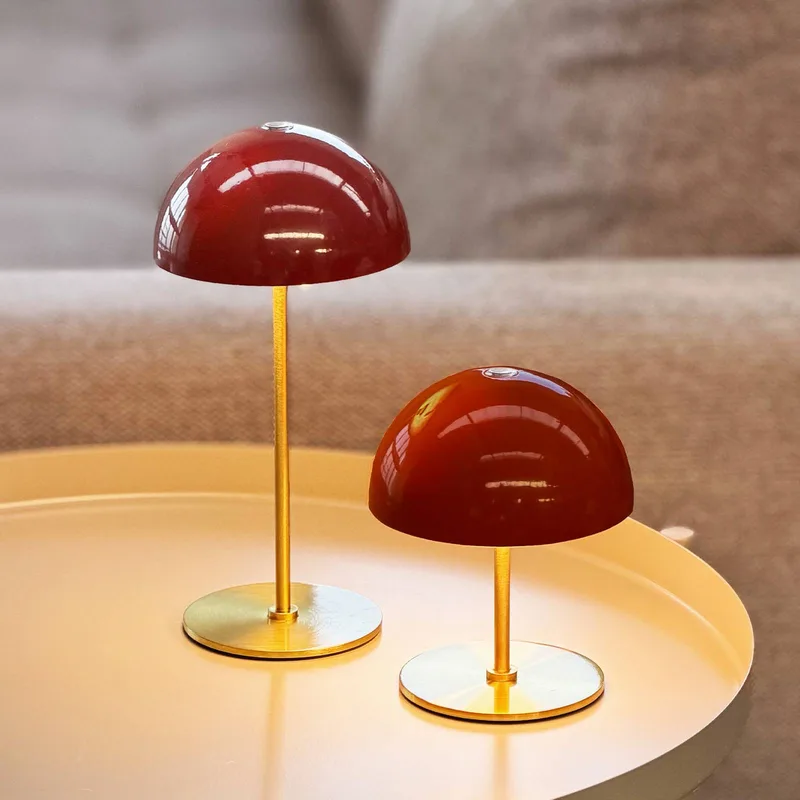 LED-batterijtafel lamp Along, rood, set van 2 de Dyberg Larsen en Donkerrood, messing – photo du produit