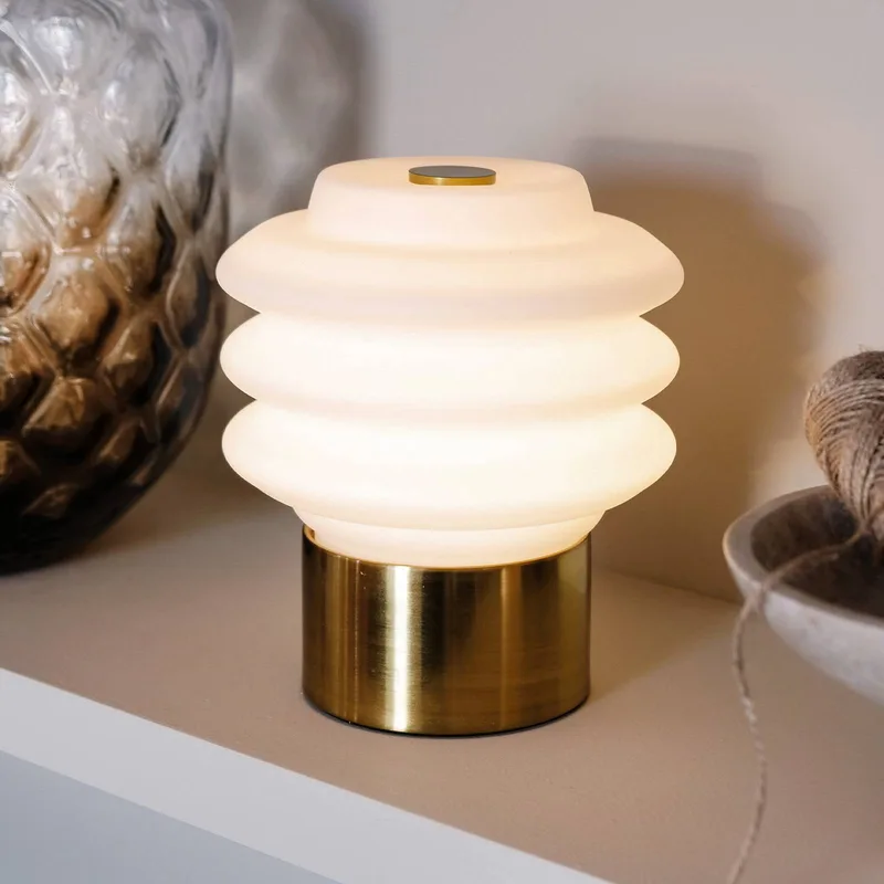 LED tafellamp Diva, wit/messingkleurig von Dyberg Larsen in Messing, wit – Produktfoto