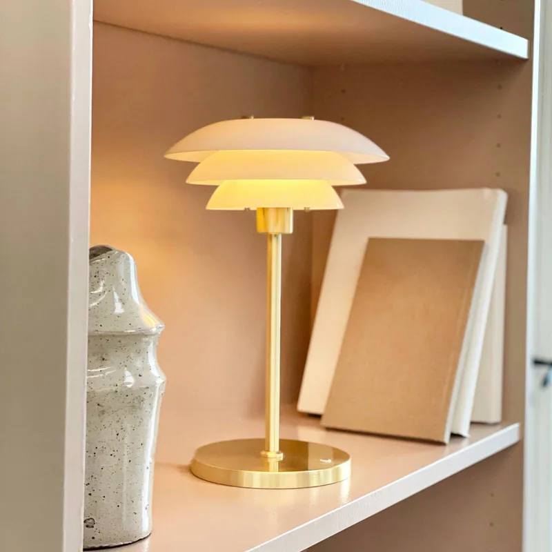 LED tafellamp DL20, hoogte 30 cm, glas de Dyberg Larsen en Opaal, messing – photo du produit