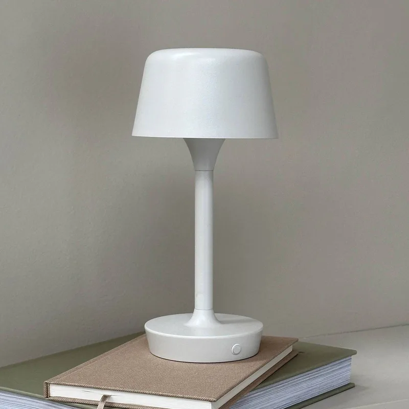 LED tafellamp Flow, hoogte 25 cm von Dyberg Larsen in Crème – Produktfoto