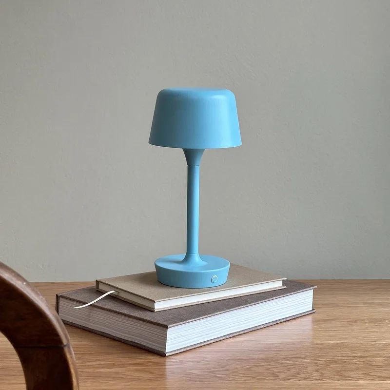 LED tafellamp Flow, hoogte 25 cm von Dyberg Larsen in Lichtblauw – Produktfoto
