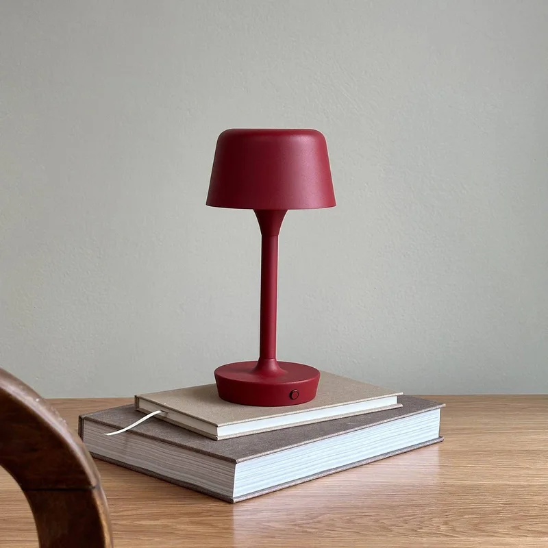 LED tafellamp Flow, rood, hoogte 25 cm van Dyberg Larsen in Donkerrood – productfoto