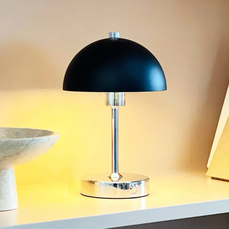 LED tafellamp Malmö, hoogte 23 cm, metaal van Dyberg Larsen in Chroom, zwart – productfoto