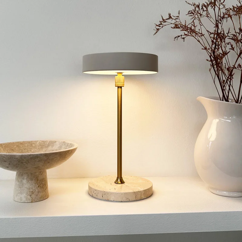 LED tafellamp op accu Moonlight, beige van Dyberg Larsen in Beige, messing – productfoto