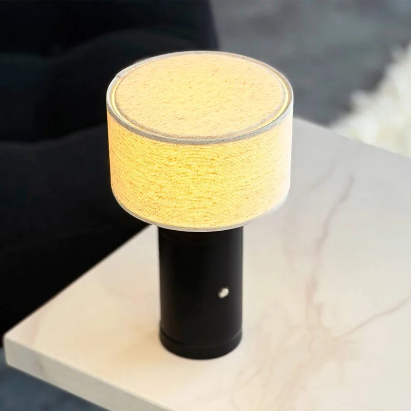 LED-tafellamp op batterijen Mellow, zwart, 23 cm von Dyberg Larsen in Zwart, beige – Produktfoto