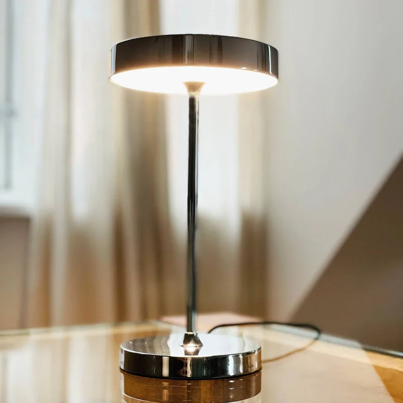 LED tafellamp Starlight, hoogte 26 cm von Dyberg Larsen in Chroom – Produktfoto