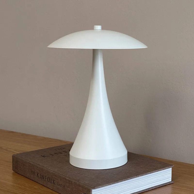 LED tafellamp Vienna, hoogte 28 cm von Dyberg Larsen in Crème – Produktfoto