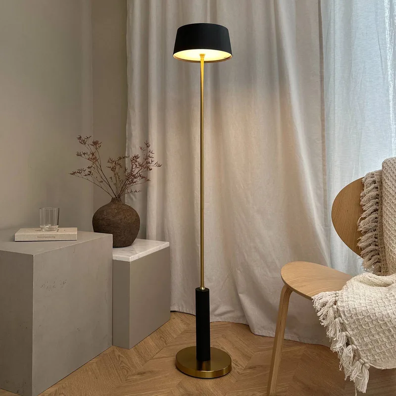 LED vloerlamp Yoyo, zwart, hoogte 125 cm von Dyberg Larsen in Zwart, messing – Produktfoto