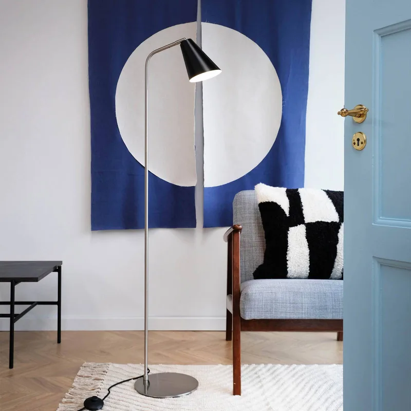 Oswald vloerlamp, zwart/staal, hoogte 135 cm de Dyberg Larsen en Zwart, geborsteld staal – photo du produit