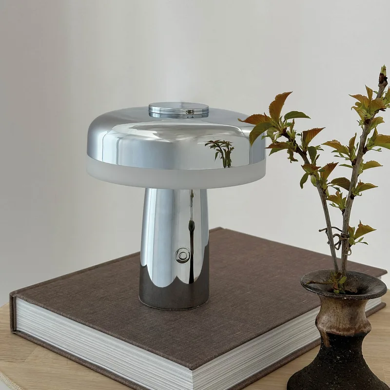 Porter LED Portable Taffellamp Chroom - Dyberg Larsen - Woonkamer - Scandinavisch - Metaal - Met lampenkap by Dyberg Larsen – product photo