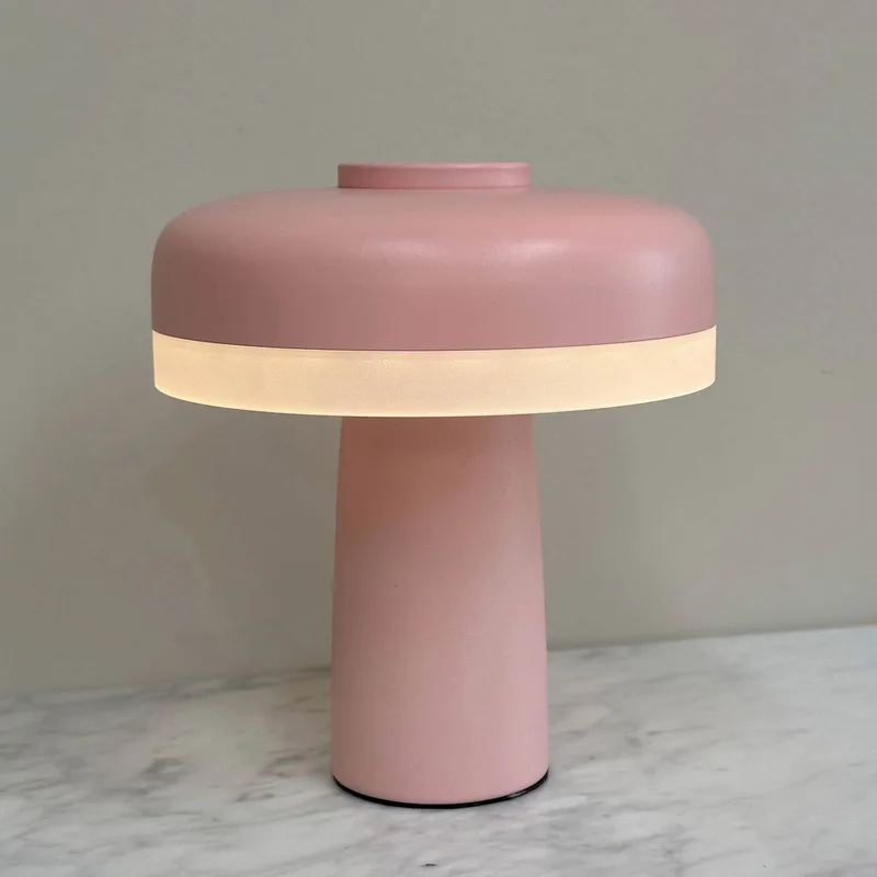 Porter LED Portable Taffellamp Lichtroze - Dyberg Larsen - Woonkamer - Scandinavisch - Metaal - Met lampenkap von Dyberg Larsen – Produktfoto