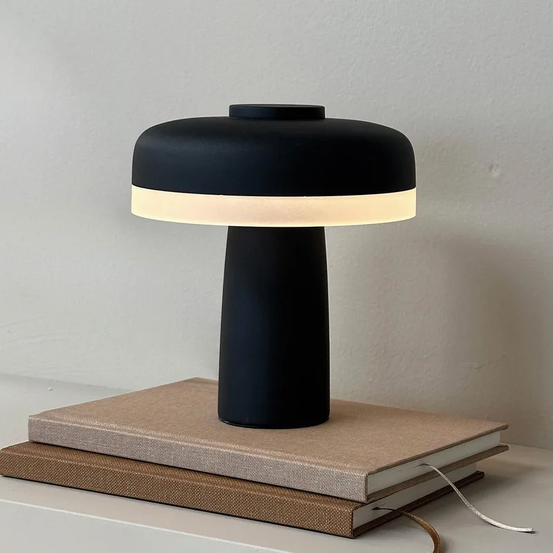 Porter LED Portable Taffellamp Mat Zwart - Dyberg Larsen - Woonkamer - Scandinavisch - Metaal - Met lampenkap by Dyberg Larsen – product photo